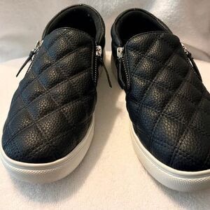 Steve Madden quilted black leather shoes-Size 4